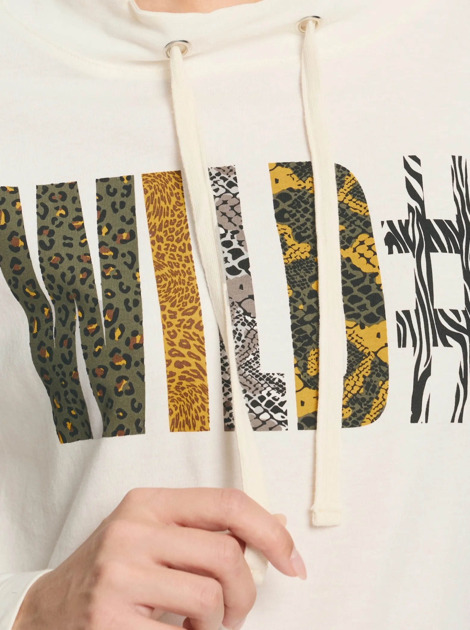 Stehkragenshirt mit platziertem Schriftzug