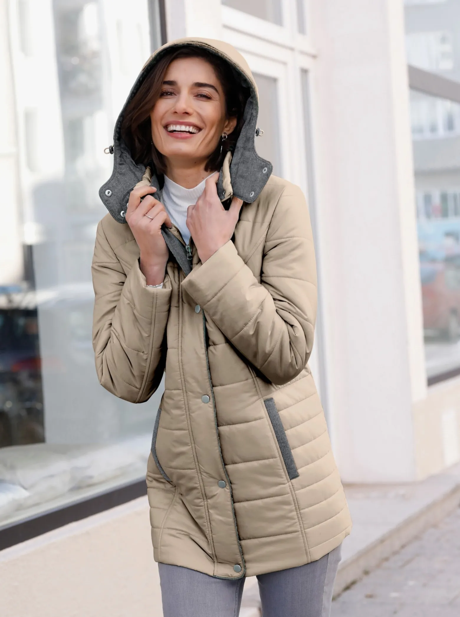 Steppjacke mit abnehmbarer Kapuze
