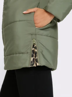 Steppjacke mit Futter im Leo-Dessin