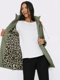 Steppjacke mit Futter im Leo-Dessin