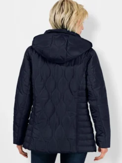 Steppjacke mit kontrastreichen Akzenten