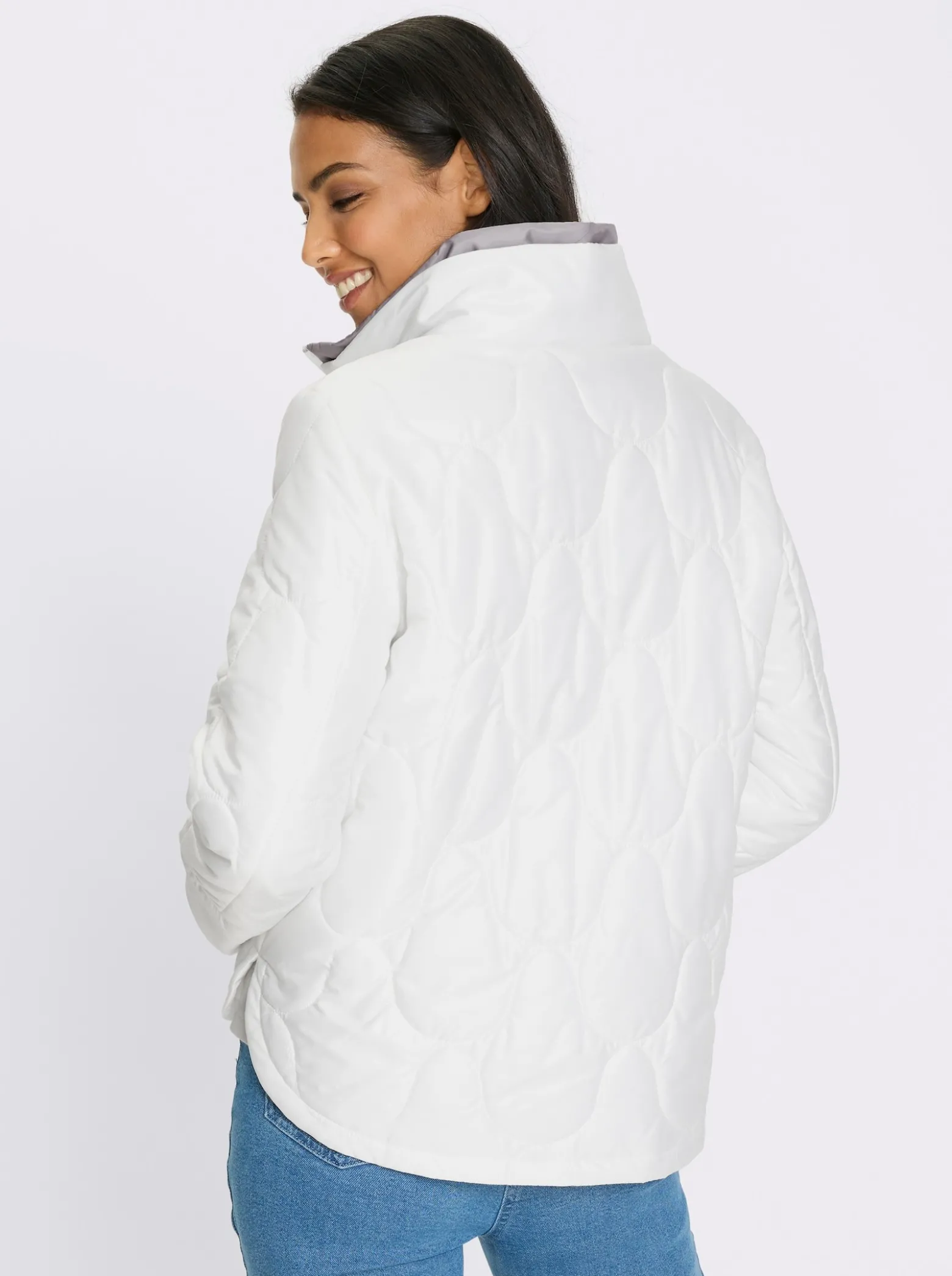 Steppjacke mit längerem Saum hinten