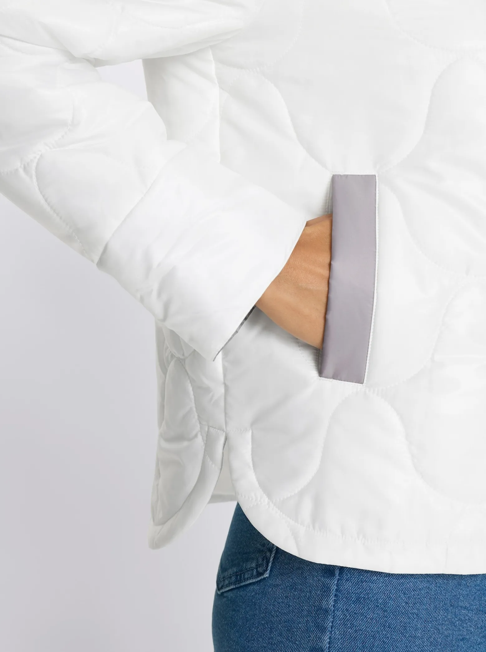 Steppjacke mit längerem Saum hinten