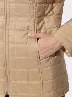 Steppjacke mit quadratischem Steppmuster