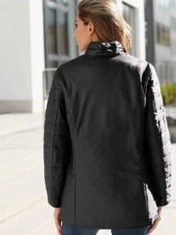 Steppjacke mit vertikalem Muster