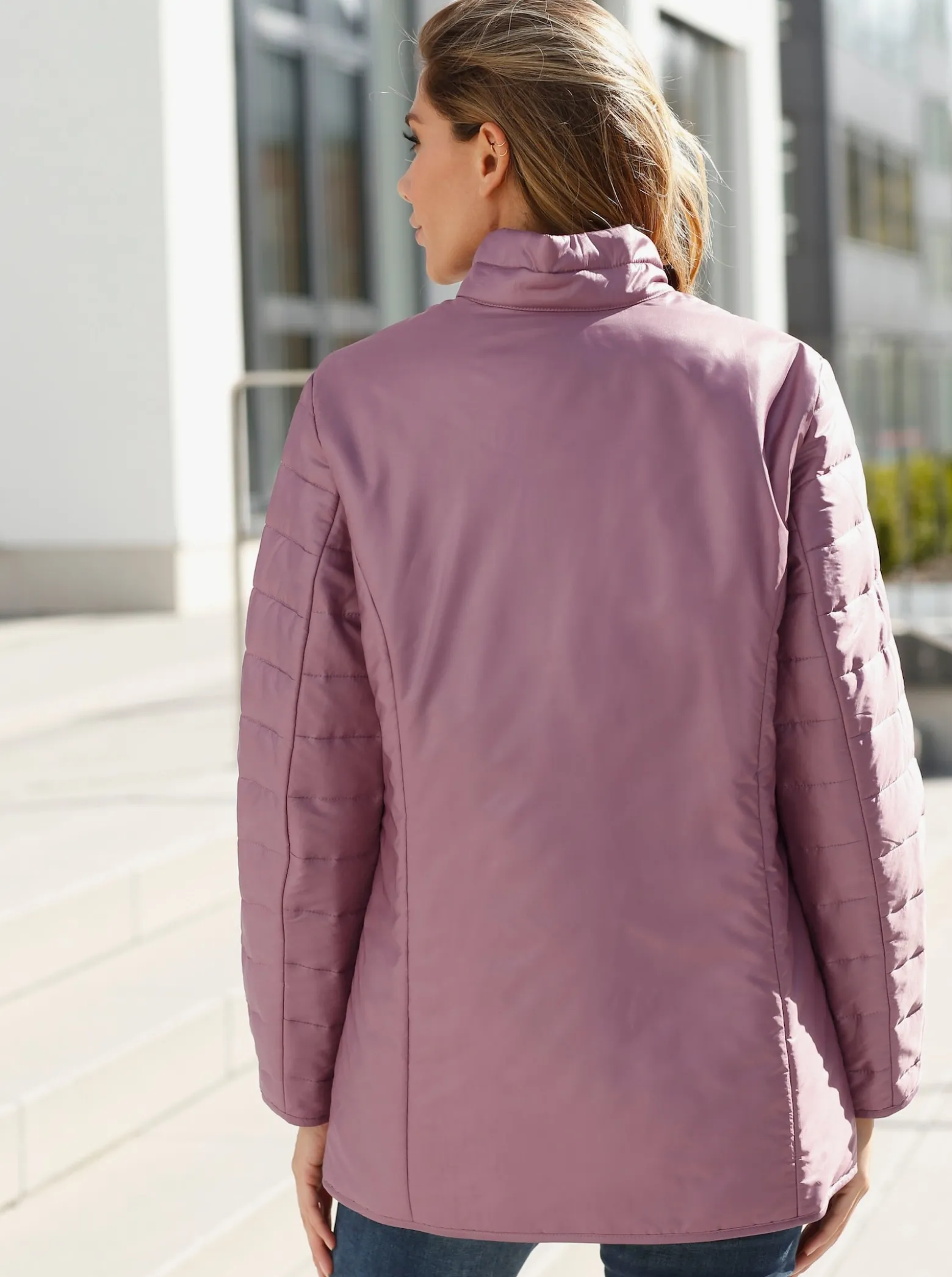 Steppjacke mit vertikalem Muster