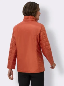 Steppjacke mit vertikalem Muster