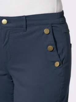 Stretch-Hose mit goldfarbenen Schmuckknöpfen