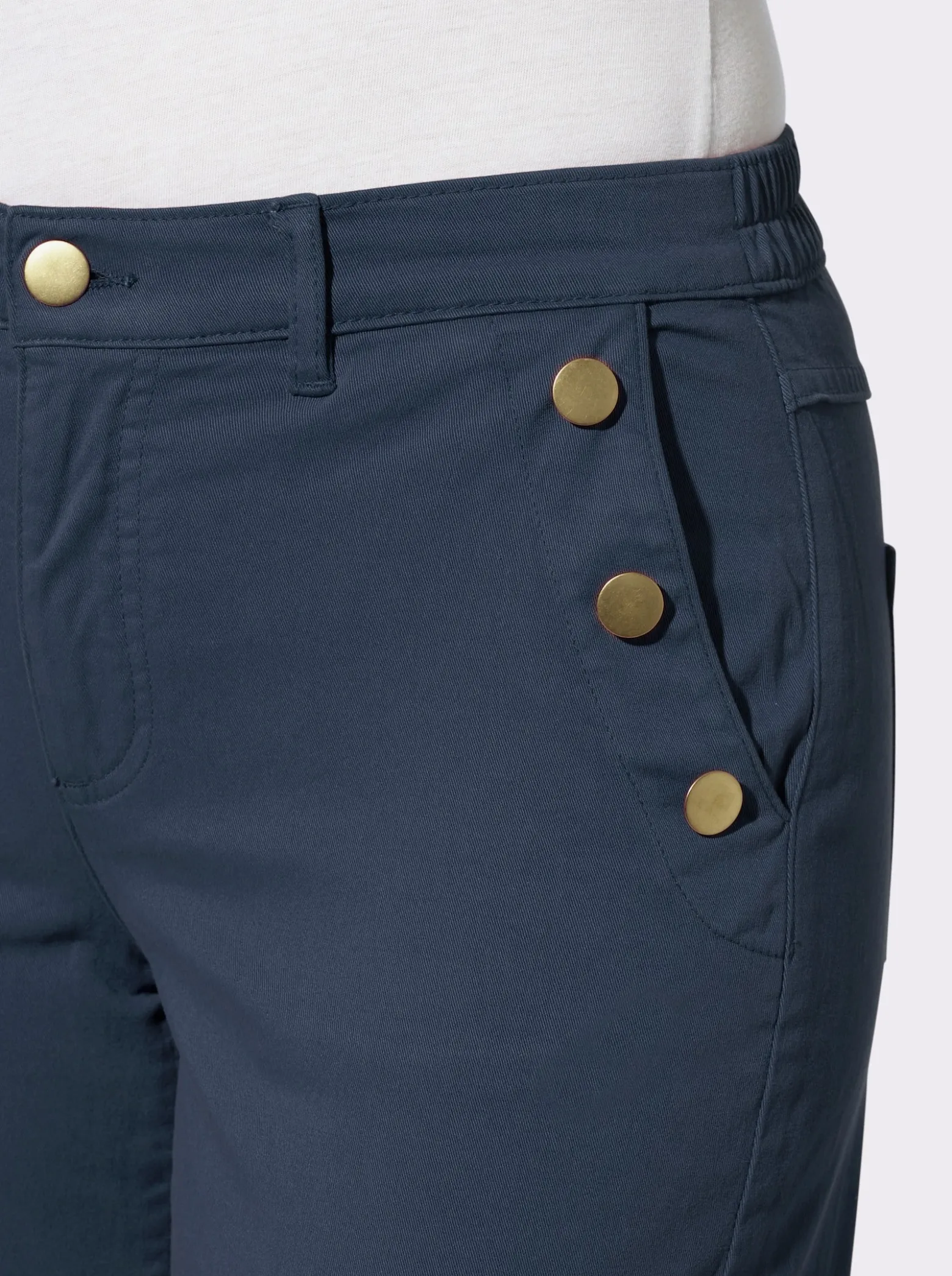 Stretch-Hose mit goldfarbenen Schmuckknöpfen