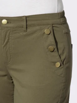 Stretch-Hose mit goldfarbenen Schmuckknöpfen