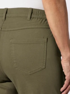 Stretch-Hose mit goldfarbenen Schmuckknöpfen