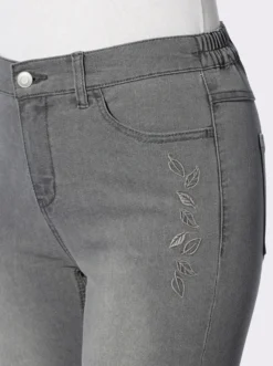 Stretch-Jeans mit ton-in-ton-farbener Stickerei