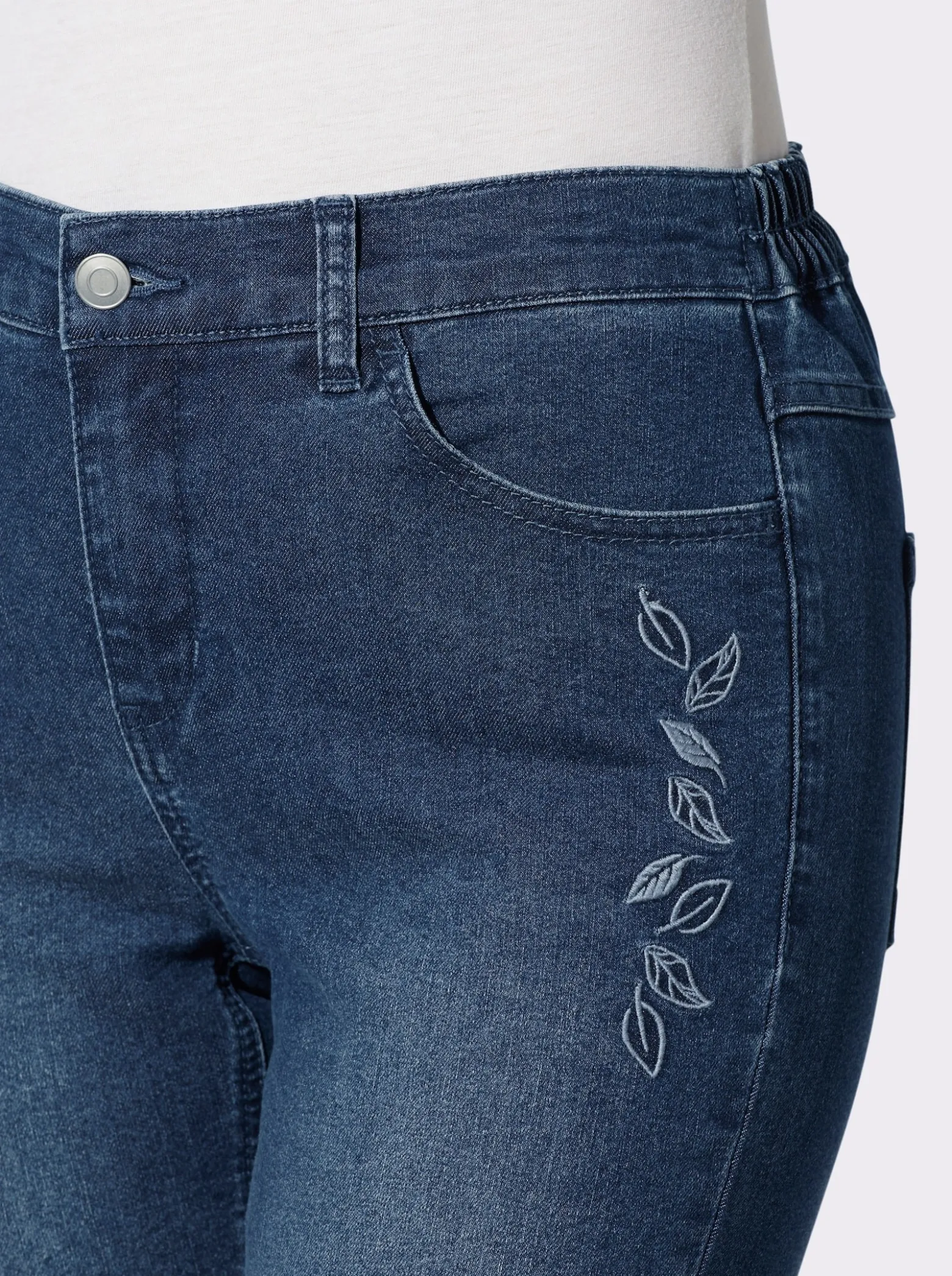 Stretch-Jeans mit ton-in-ton-farbener Stickerei