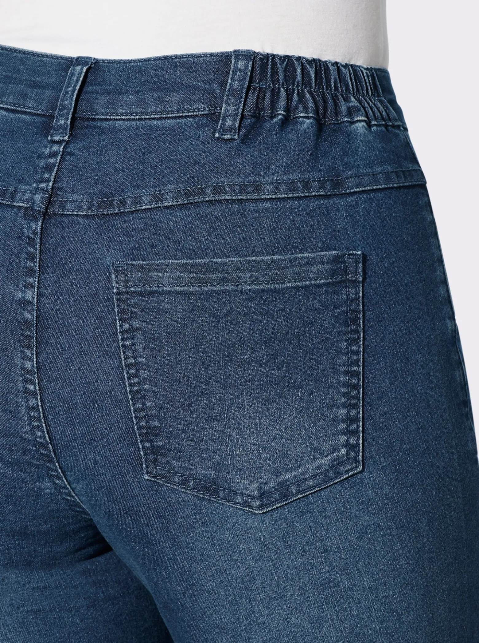 Stretch-Jeans mit ton-in-ton-farbener Stickerei