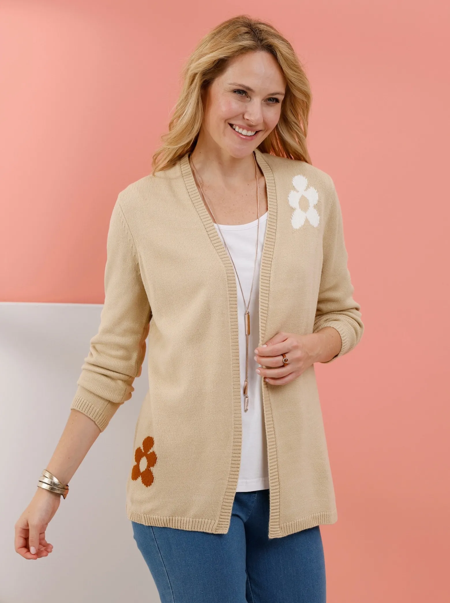 Strickjacke im floralen Dessin