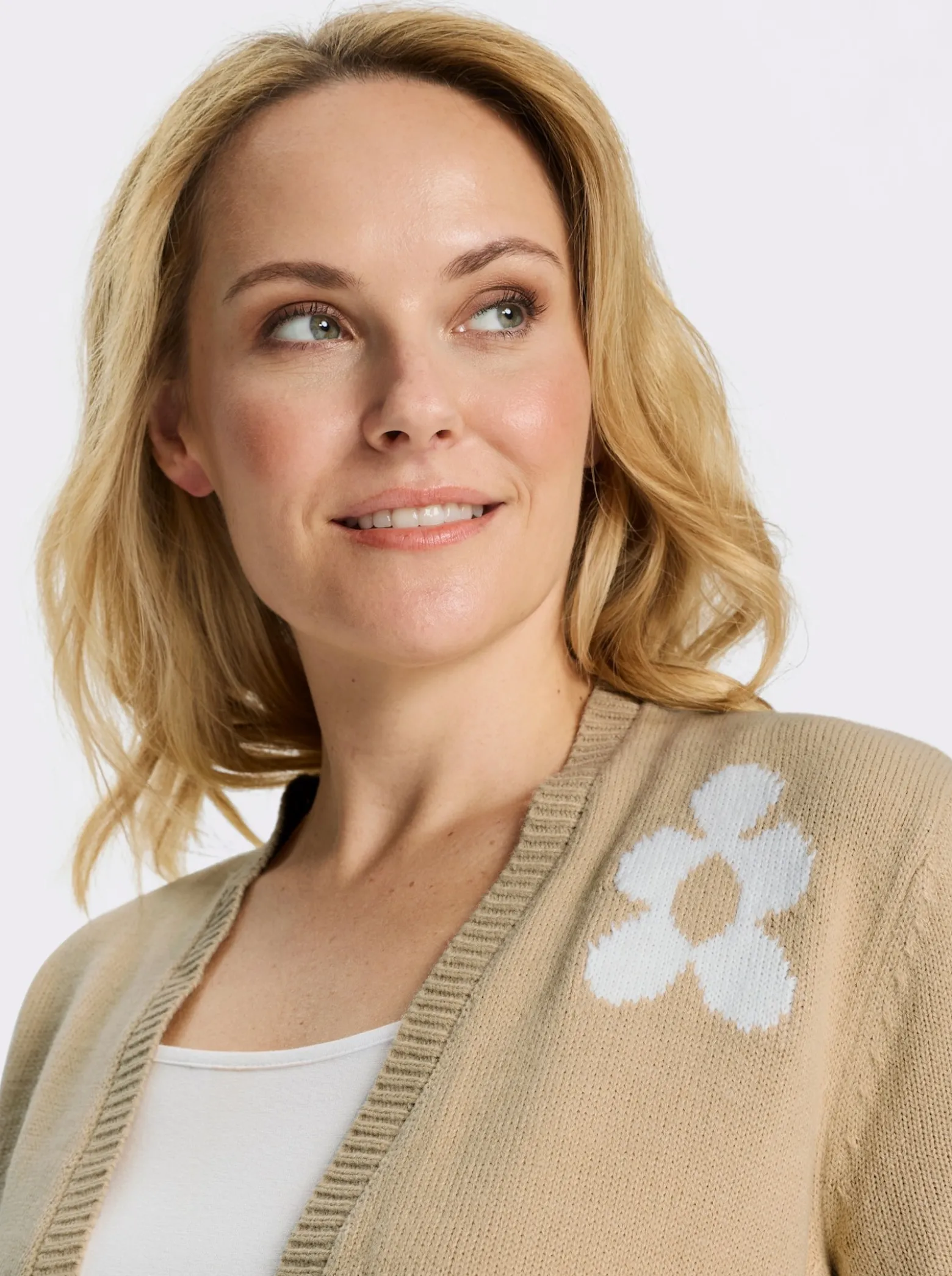 Strickjacke im floralen Dessin