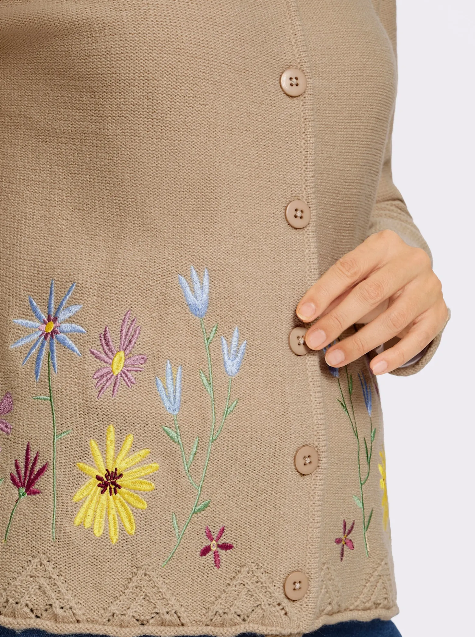 Strickjacke mit Blütenstickerei
