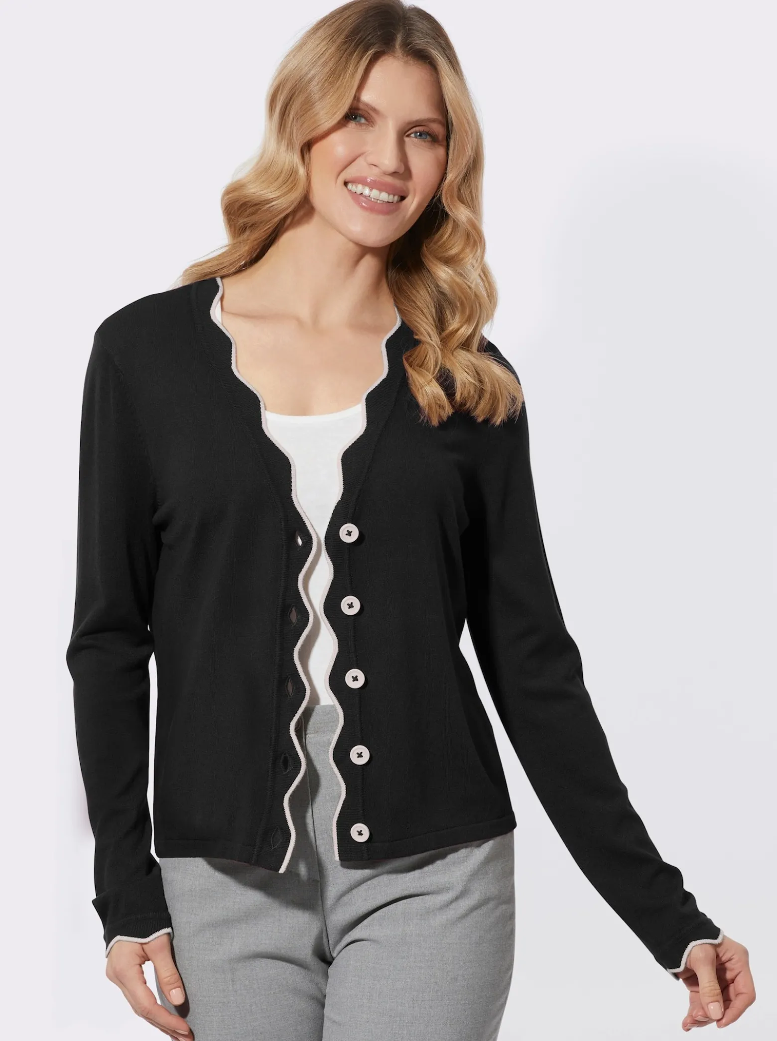 Strickjacke mit gewellten Abschlüssen