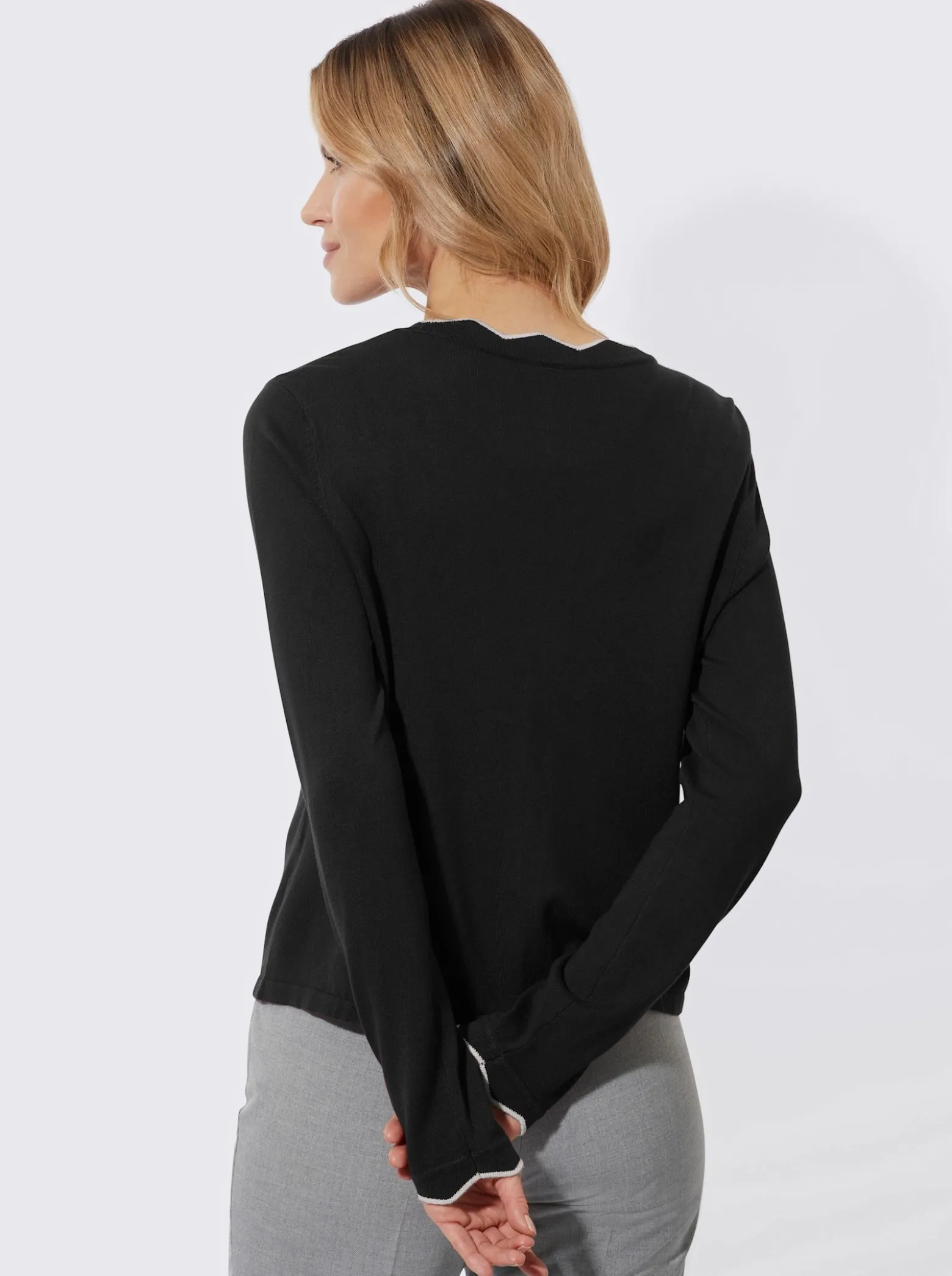 Strickjacke mit gewellten Abschlüssen