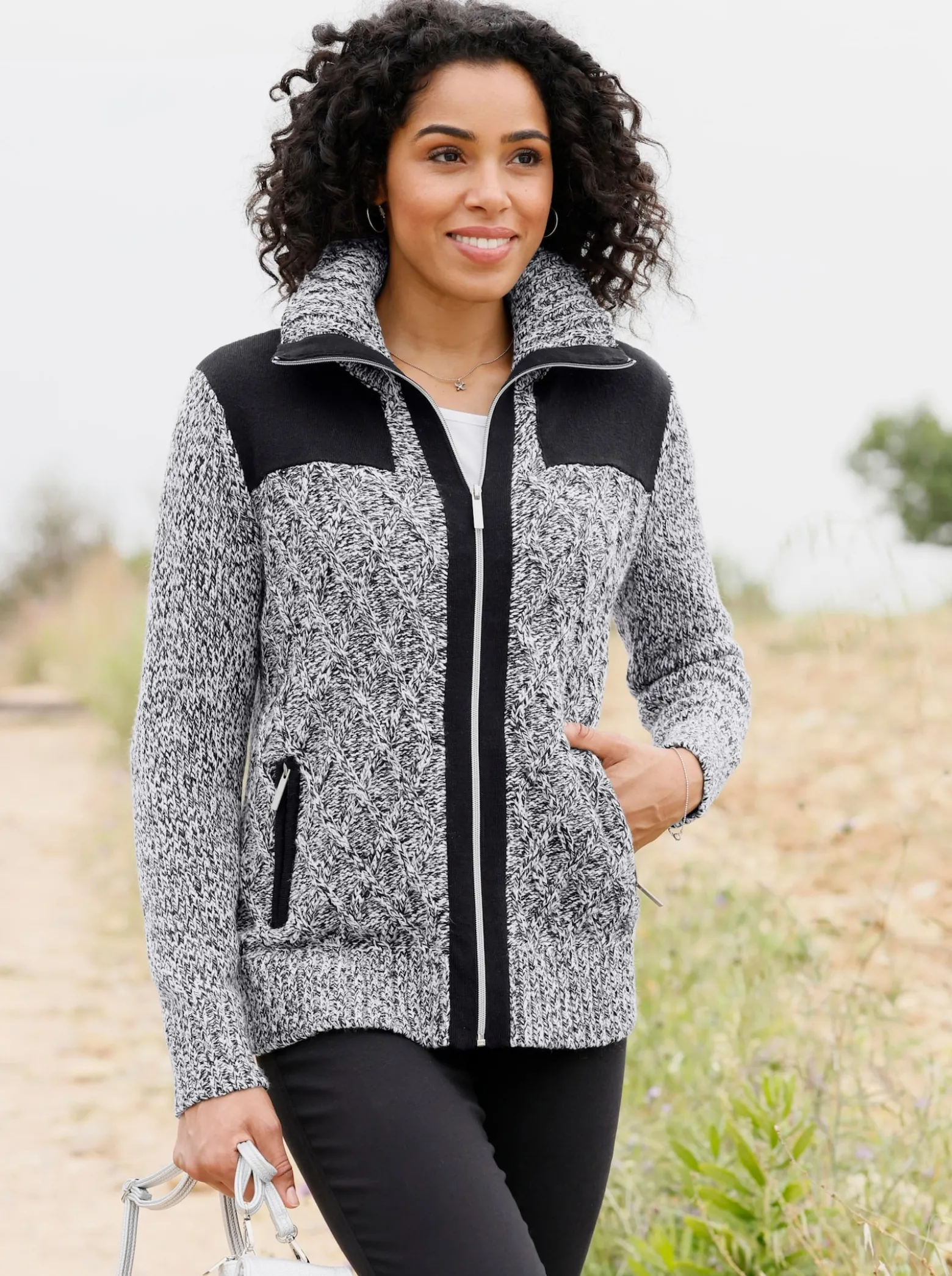 Strickjacke mit kontrastfarbigen Einsätzen