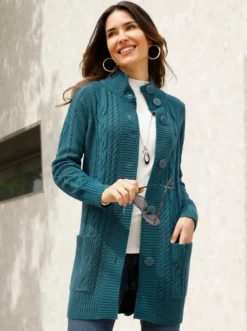 Strickjacke mit Links- und Zopf-Strickmuster