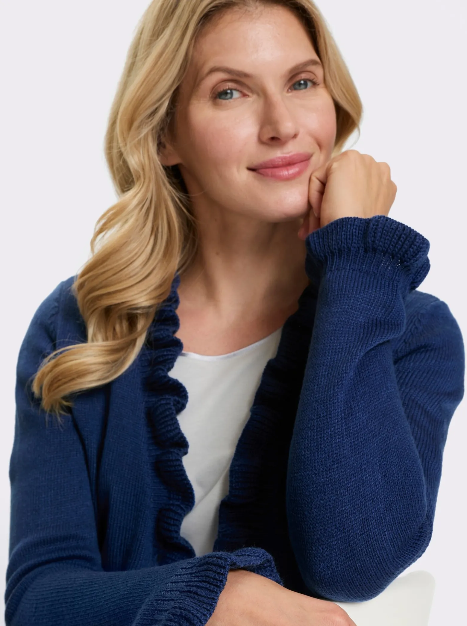 Strickjacke mit Rüschen-Verzierung