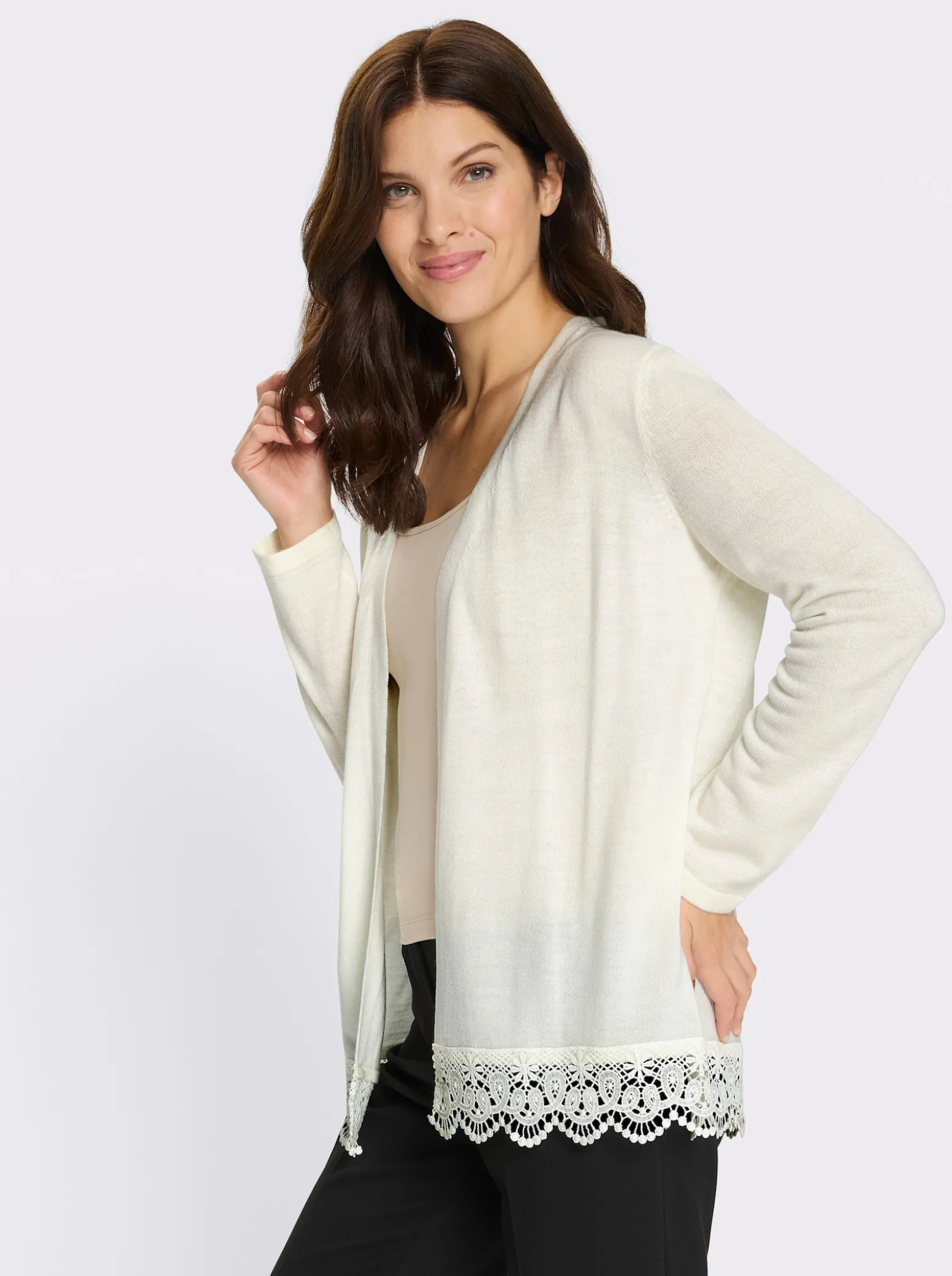Strickjacke mit Spitze am Saum