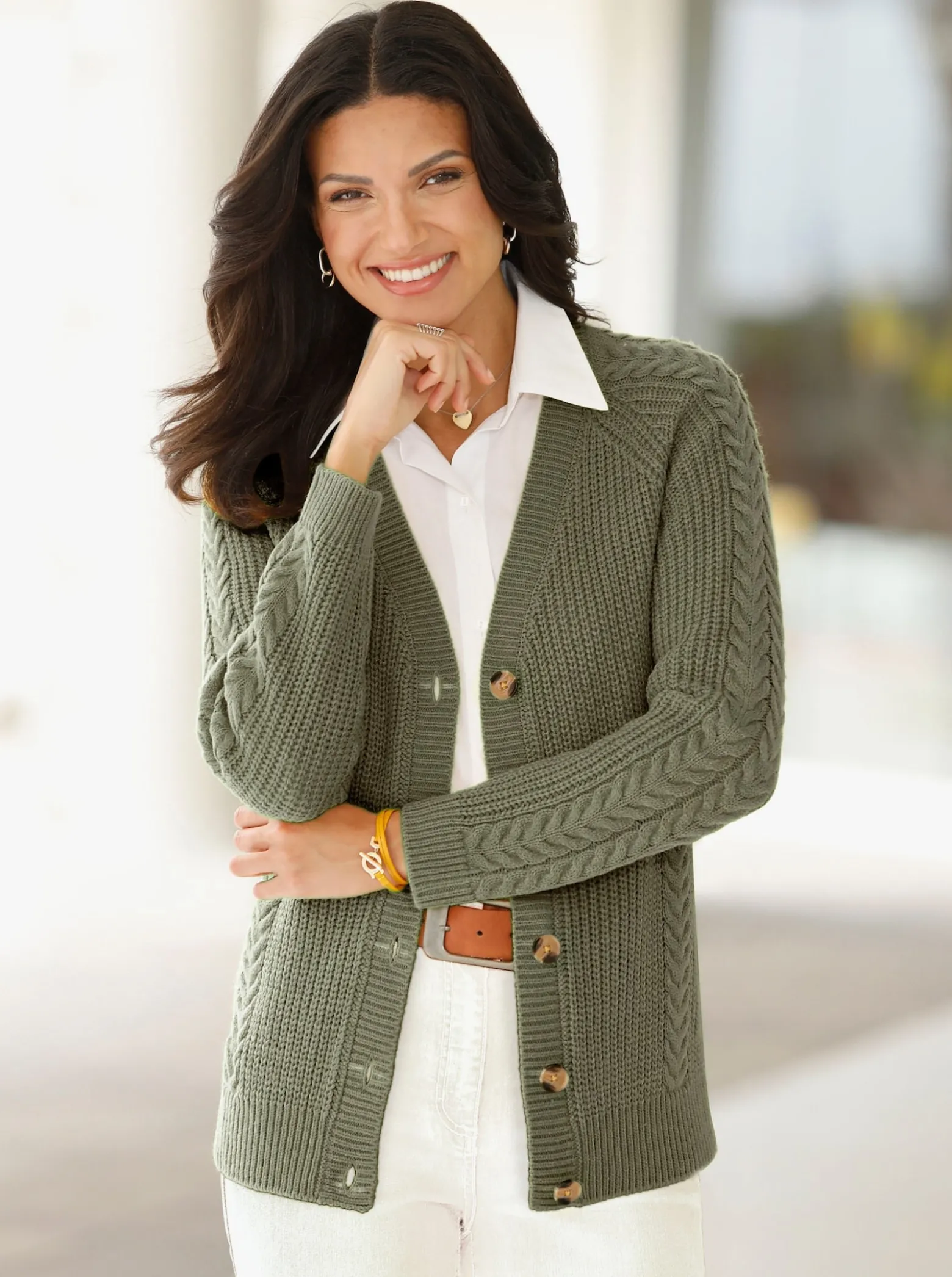 Strickjacke mit Zopfmuster