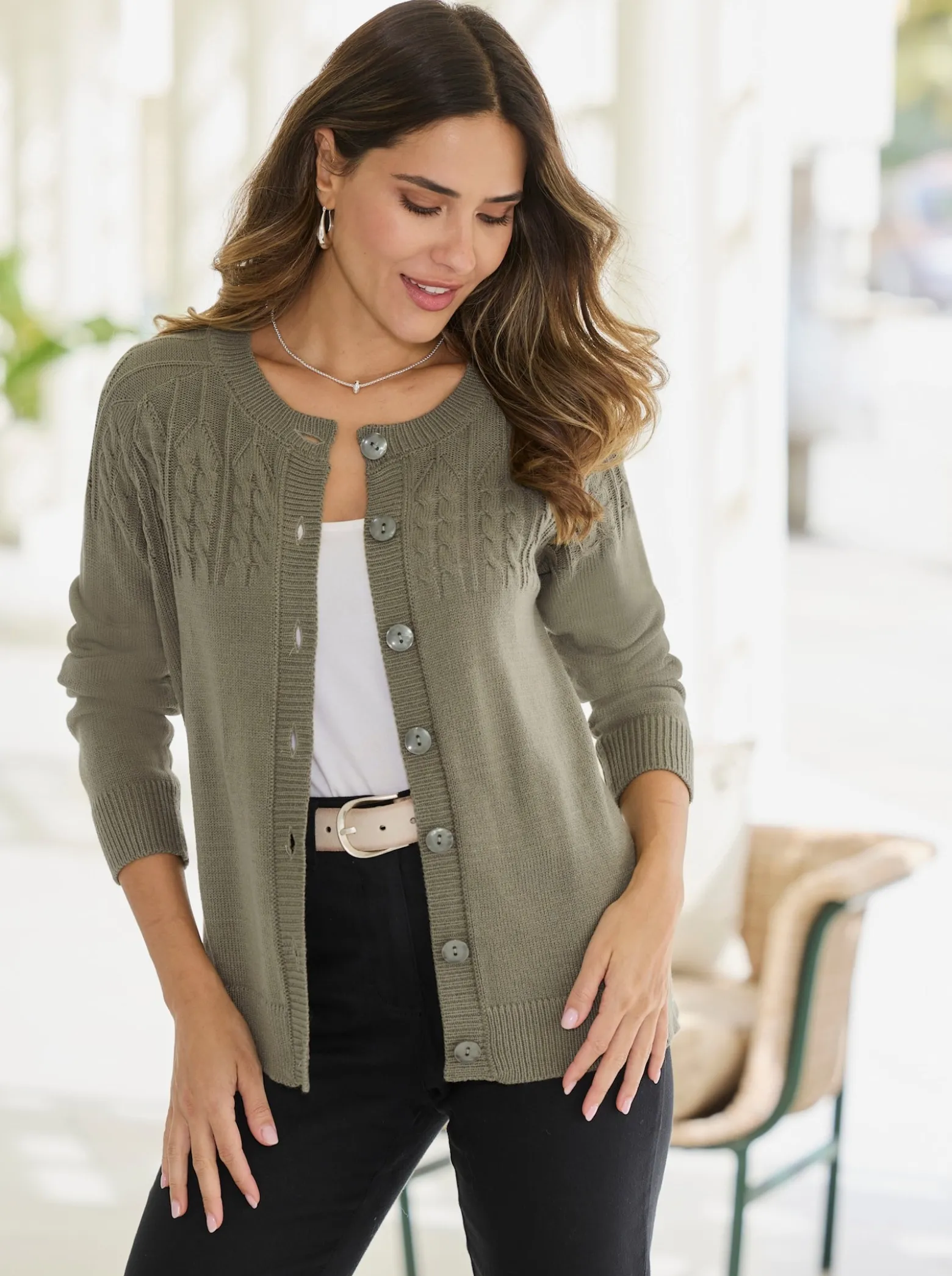 Strickjacke mit Zopfmuster