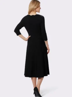 Strickkleid mit gewellten Abschlüssen