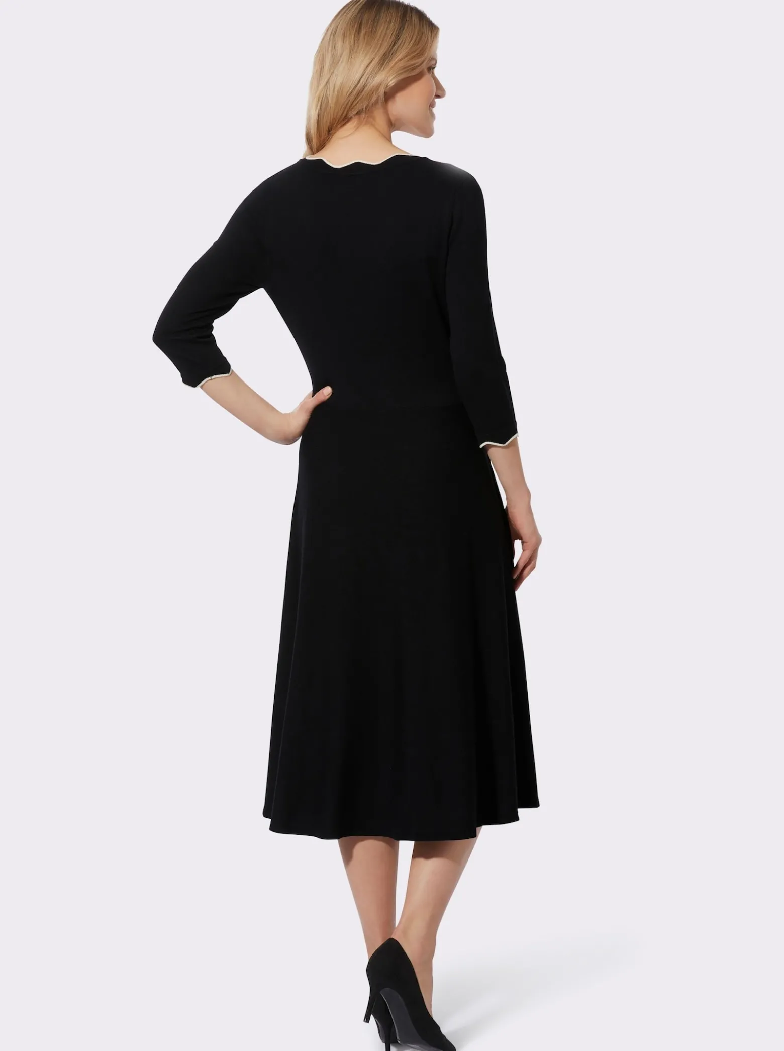 Strickkleid mit gewellten Abschlüssen