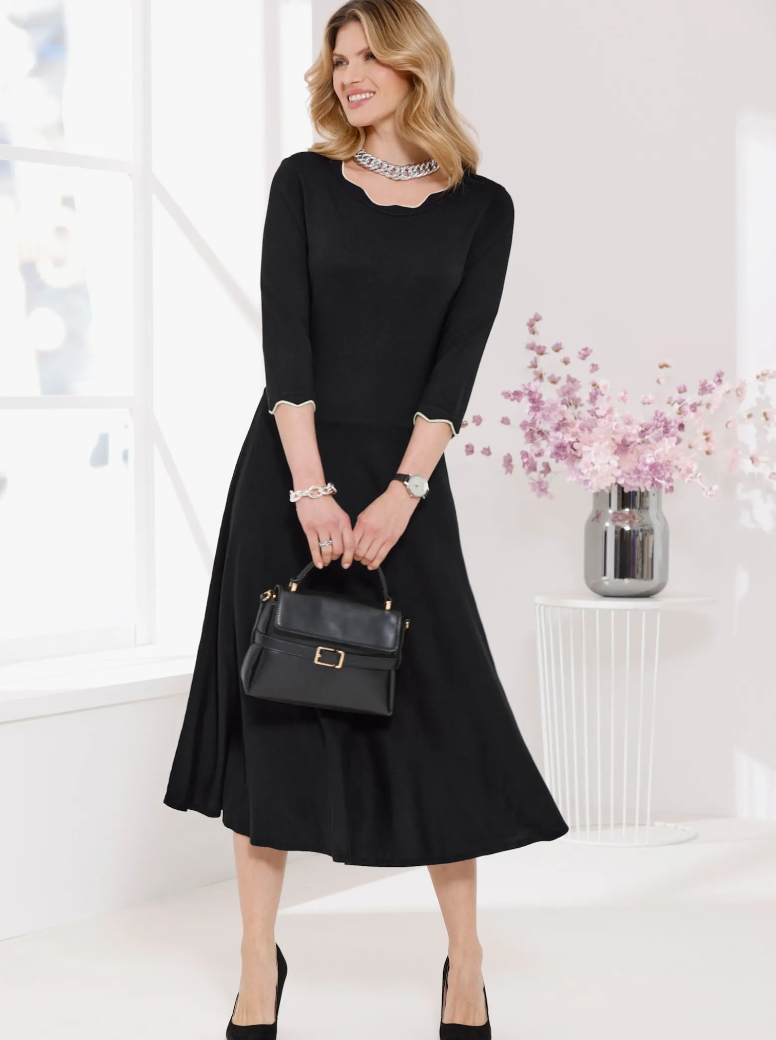 Strickkleid mit gewellten Abschlüssen