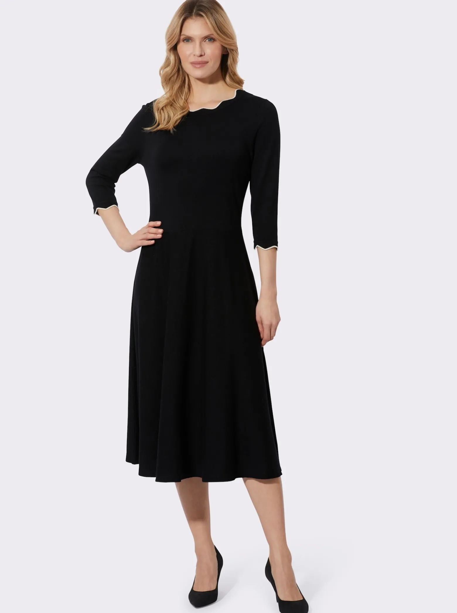 Strickkleid mit gewellten Abschlüssen