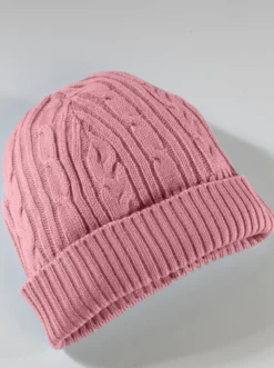 Strickmütze mit Zopf- und Rippenmuster
