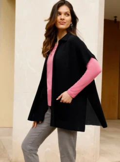 Strickponcho mit aufgesetzten Taschen
