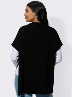 Strickponcho mit aufgesetzten Taschen