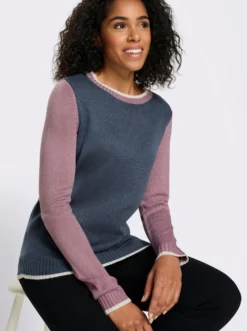 Strickpullover mit kontrastfarbigen Ärmeln