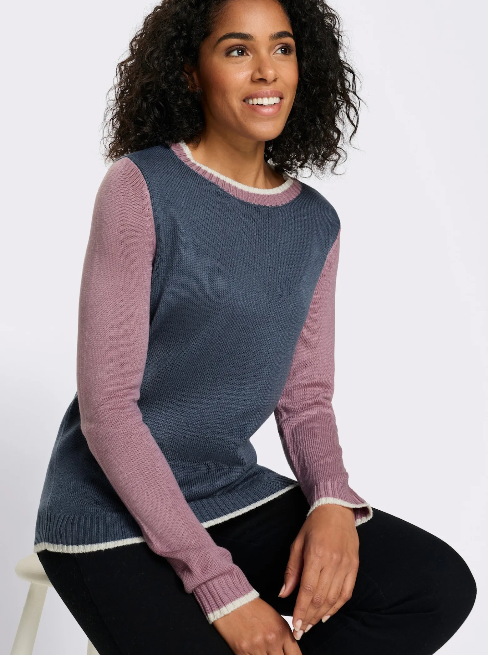 Strickpullover mit kontrastfarbigen Ärmeln