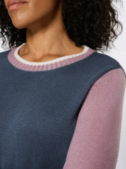 Strickpullover mit kontrastfarbigen Ärmeln