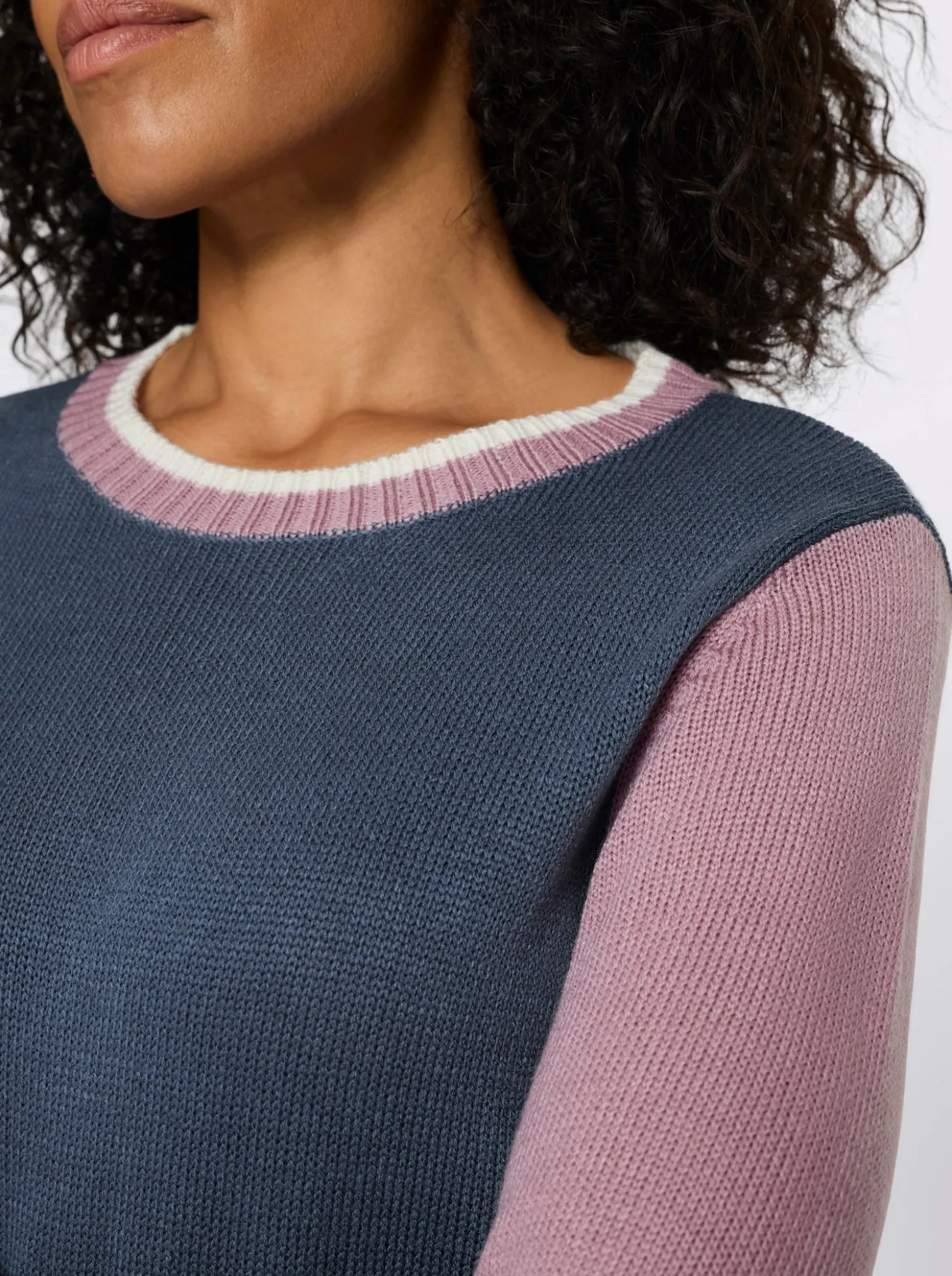 Strickpullover mit kontrastfarbigen Ärmeln