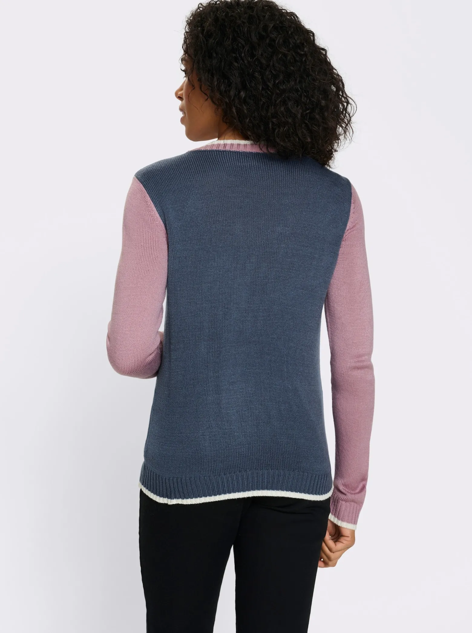 Strickpullover mit kontrastfarbigen Ärmeln