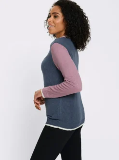 Strickpullover mit kontrastfarbigen Ärmeln