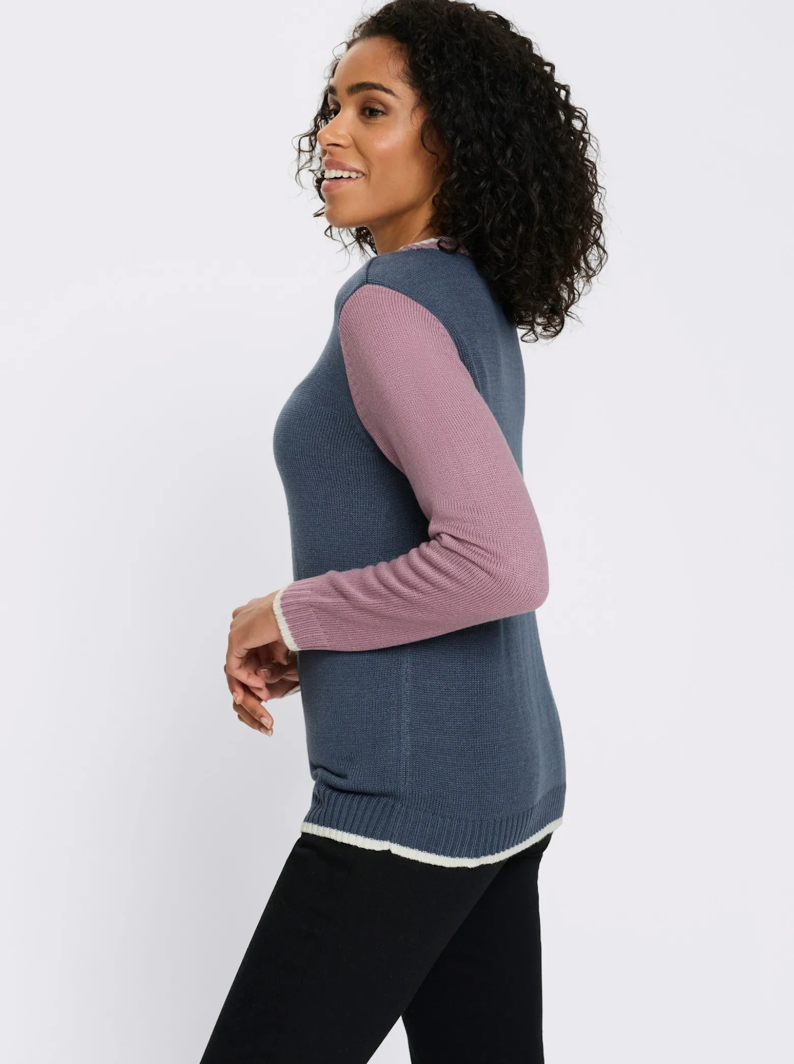 Strickpullover mit kontrastfarbigen Ärmeln