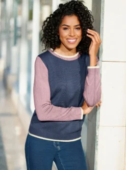Strickpullover mit kontrastfarbigen Ärmeln