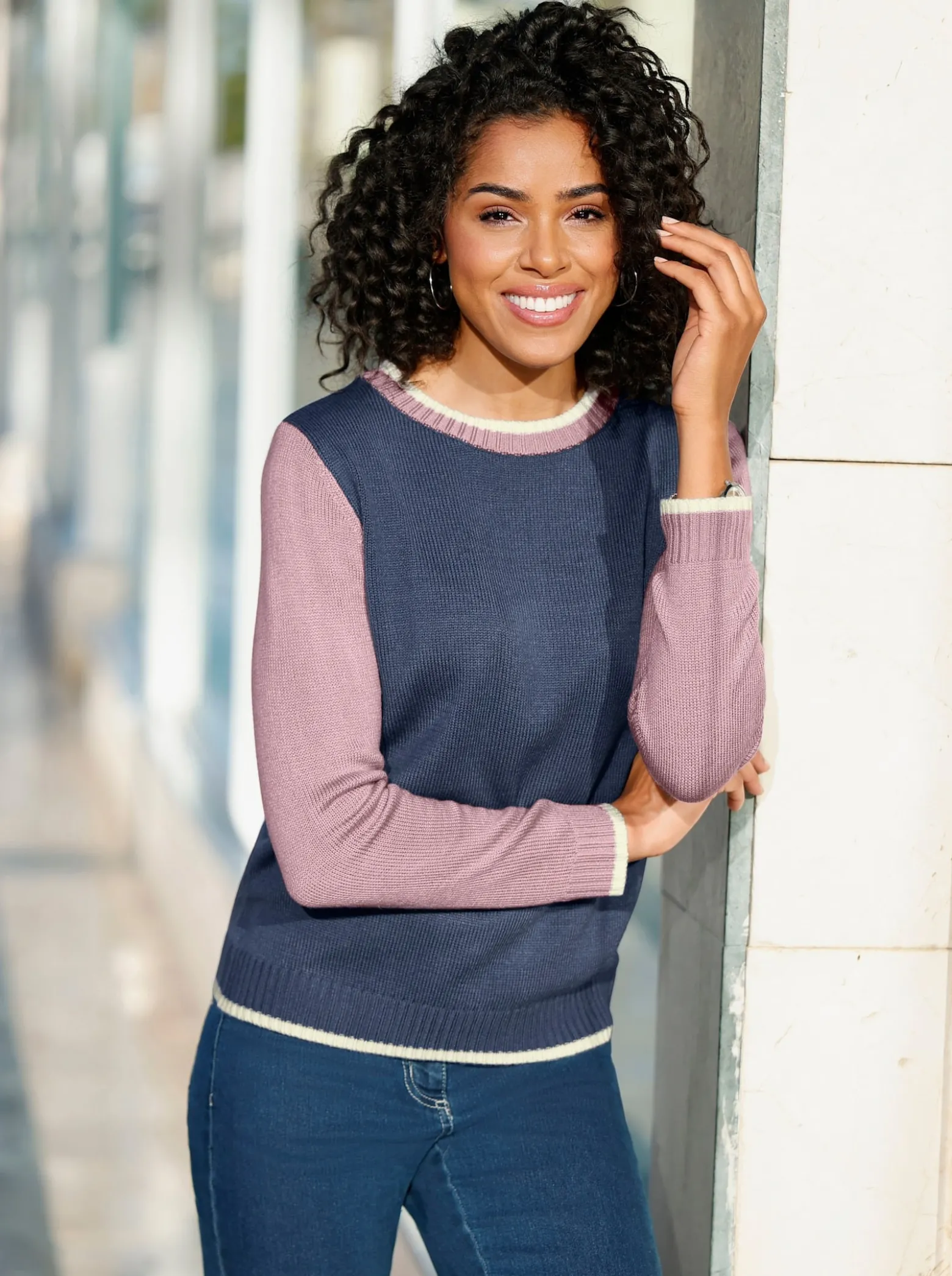 Strickpullover mit kontrastfarbigen Ärmeln