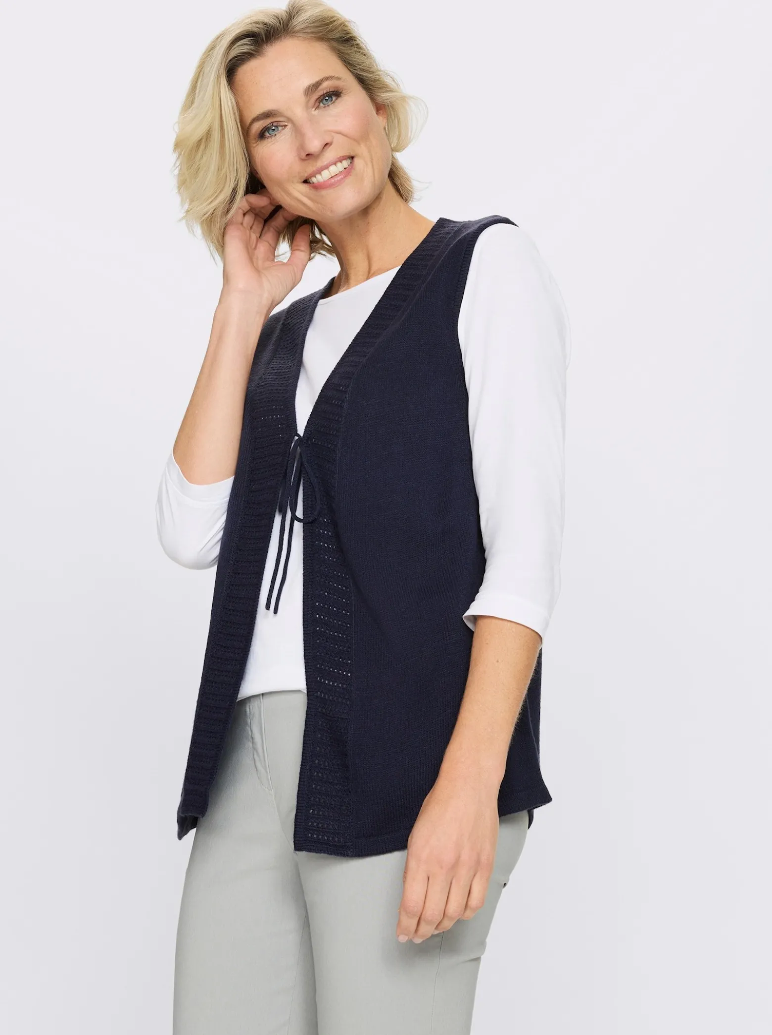 Strickweste mit Ajour-Muster im Vorderteil