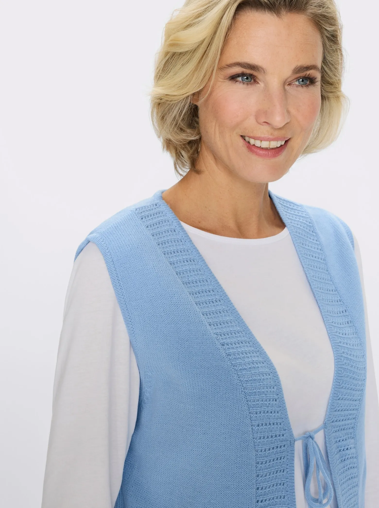 Strickweste mit Ajour-Muster im Vorderteil