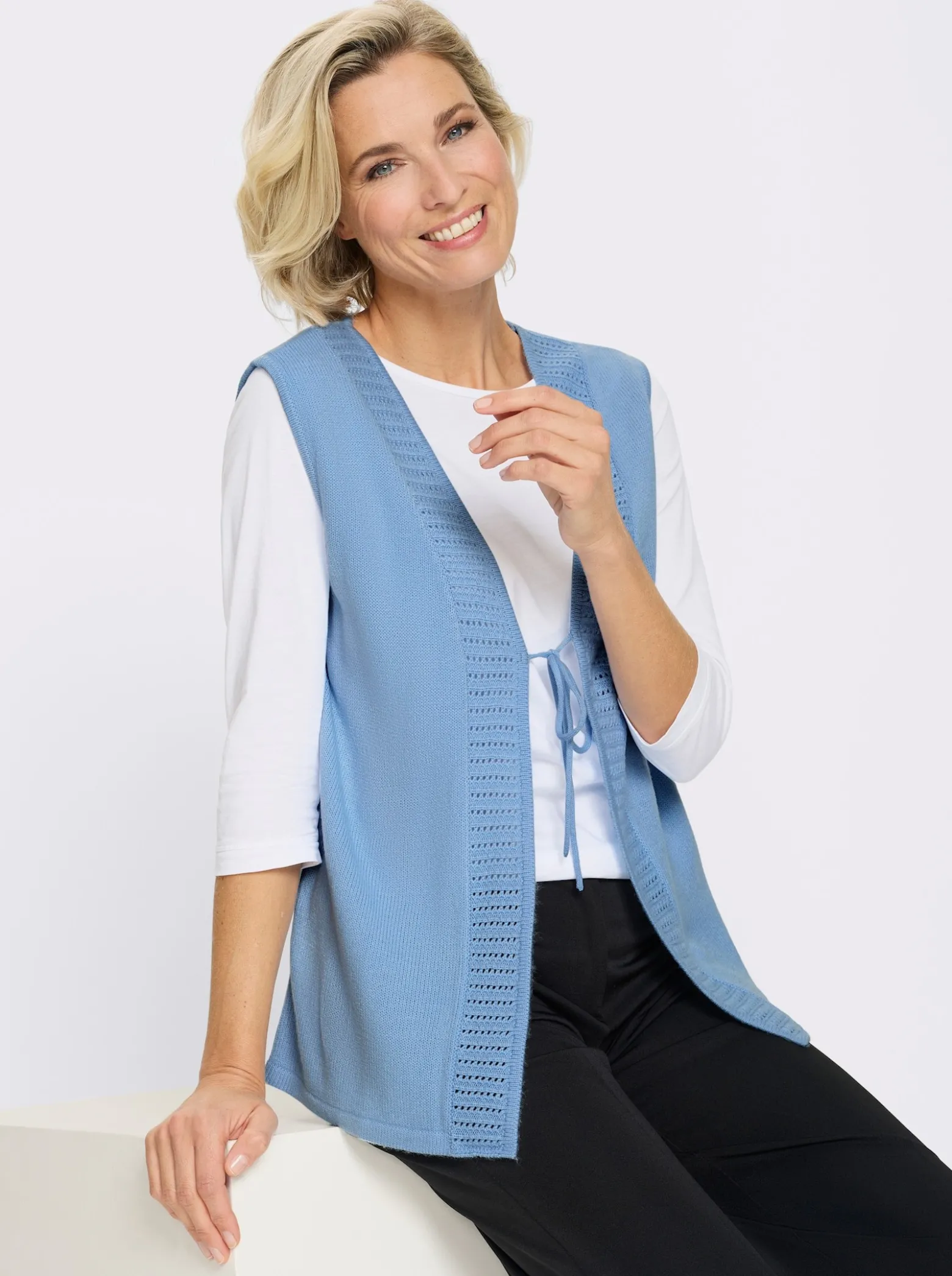 Strickweste mit Ajour-Muster im Vorderteil