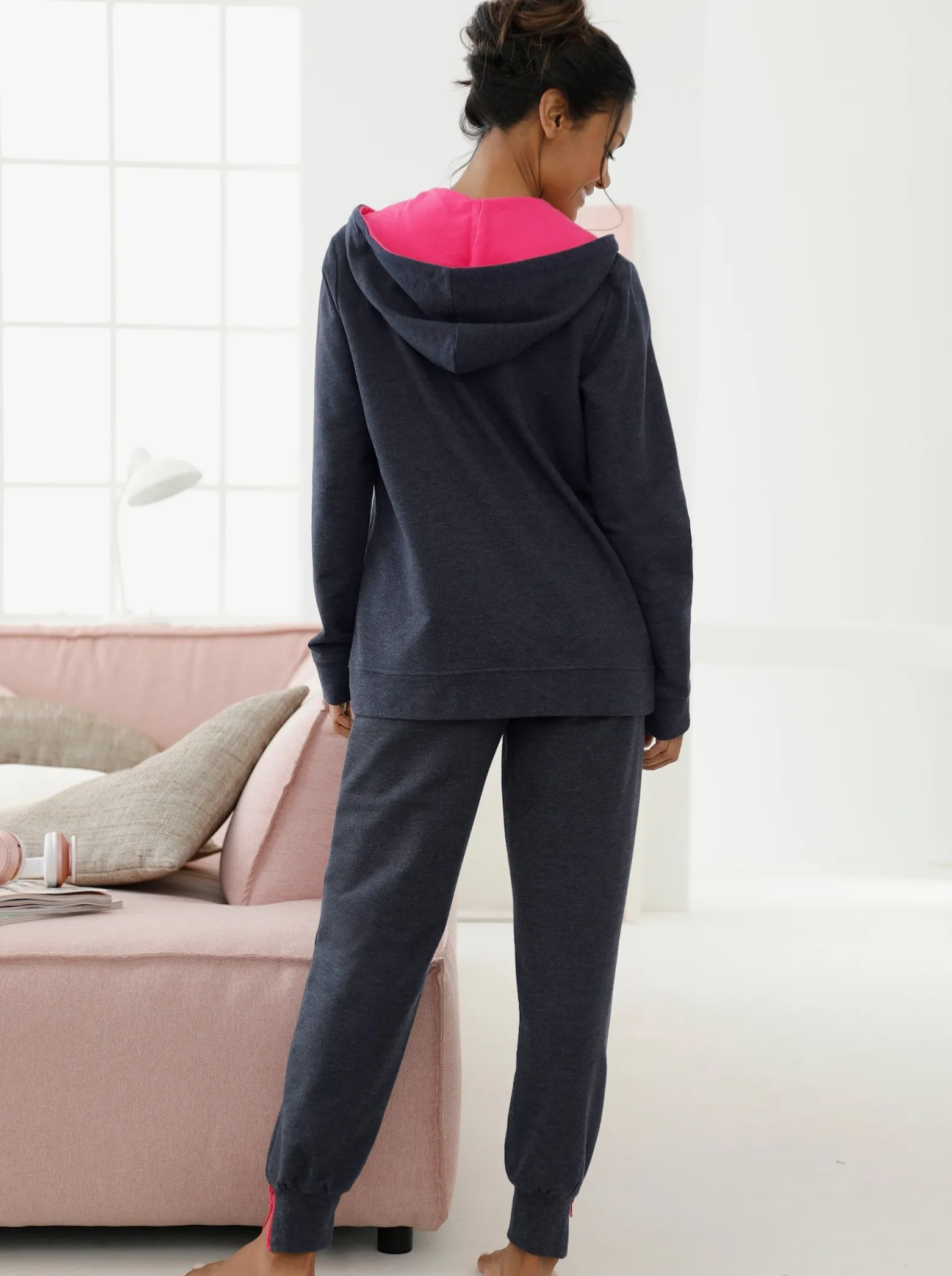 Sweatjacke mit 2 Känguru-Taschen