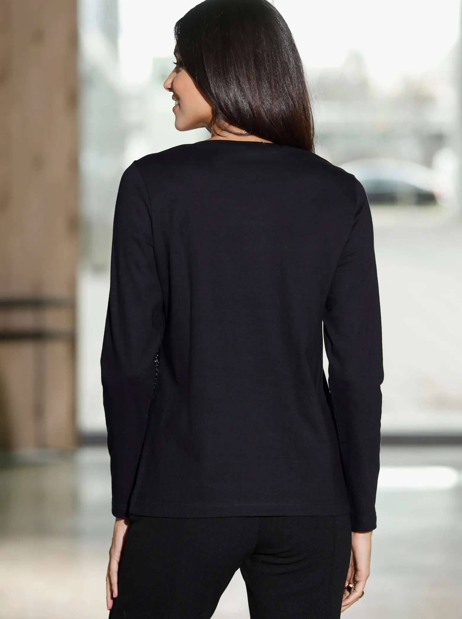 Sweatshirt mit Ösen- und Nietenverzierung